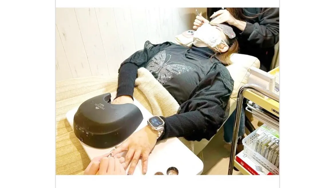 当店ではまつげメニューとネイルの同時施術可能です！